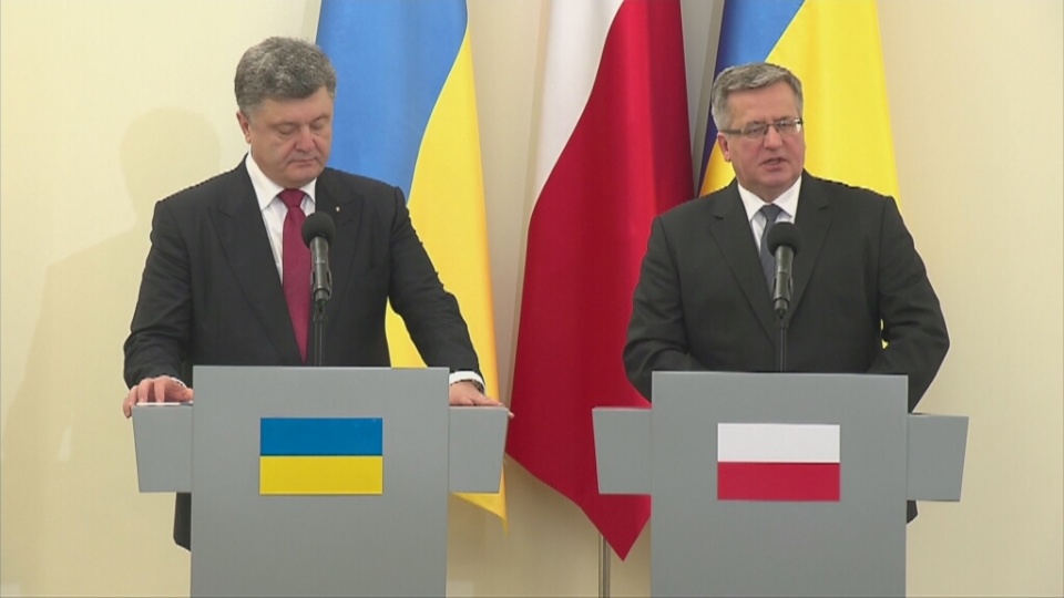 Polska jest otwarta na rozmowy w sprawie sprzedaży broni Ukrainie, jeśli kraj ten byłby tym zainteresowany - tak mówił prezydent Bronisław Komorowski podczas wspólnej konferencji prasowej z prezydentem Ukrainy Petrem Poroszenko. Fot. TVN24/x-news