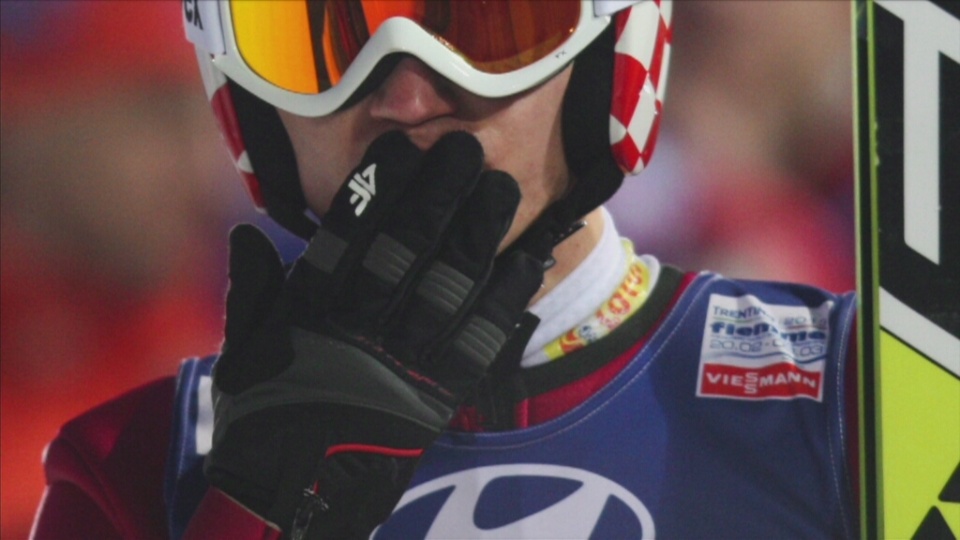 Najlepiej w sobotnich kwalifikacjach spisał się Kamil Stoch, który w zawodach PŚ jeszcze nie skakał z powodu kontuzji. W eliminacjach zajął 11. miejsce. Fot. Foto Olimpik/x-news