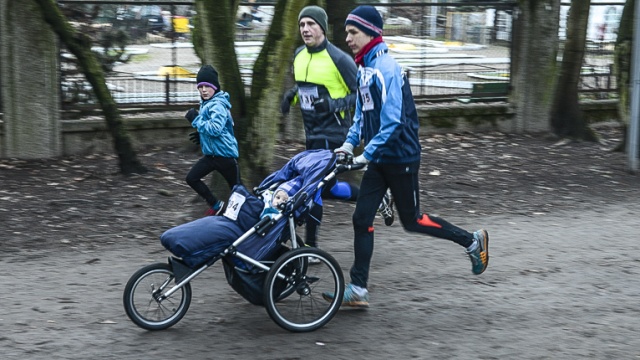 Blisko 400 osób wystartowało w Szczecińskim Biegu Noworocznym na Jasnych Błoniach. Fot. Jarosław Gaszyński [Radio Szczecin] To już tradycja. Nowy Rok na sportowo [ZDJĘCIA, WIDEO]