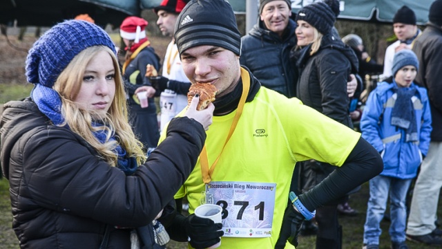 Blisko 400 osób wystartowało w Szczecińskim Biegu Noworocznym na Jasnych Błoniach. Fot. Jarosław Gaszyński [Radio Szczecin] To już tradycja. Nowy Rok na sportowo [ZDJĘCIA, WIDEO]