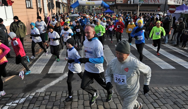 Na placu Orła Białego stawiło się około 300 osób i wzięło udział w biegu "Policz się z cukrzycą". Fot. Łukasz Szełemej [Radio Szczecin] Wielka Orkiestra Świątecznej Pomocy opanowała serca mieszkańców i ulice Szczecina [ZDJĘCIA, WIDEO]