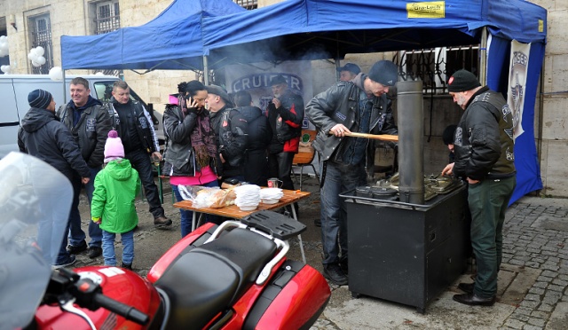 Wielka Orkiestra Świątecznej Pomocy opanowała serca i ulice Szczecina. Fot. Łukasz Szełemej [Radio Szczecin] Wielka Orkiestra Świątecznej Pomocy opanowała serca mieszkańców i ulice Szczecina [ZDJĘCIA, WIDEO]