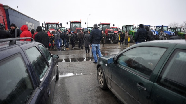 Akcja potrwa kilka godzin. Rolnicy zapowiadają, że na ulicach Pyrzyc będą pojawiać się przez następny tydzień. Fot. Łukasz Sełemej [Radio Szczecin] Rolniczy protest w Pyrzycach [ZDJĘCIA, WIDEO]