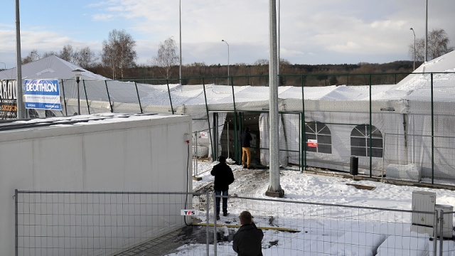 Problemy z dachem namiotu lodowiska obok hali Azoty Arena. Fot. Łukasz Szełemej [Radio Szczecin] Zawalił się dach namiotu nad lodowiskiem przy hali Azoty Arena [ZDJĘCIA]
