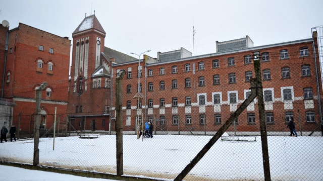 Mimo, że więzienie nie jest do tego przystosowane, to Zakład Karny w Goleniowie zorganizował bieg w ramach Dnia Służby Więziennej. Fot. Łukasz Szełemej [Radio Szczecin] Więźniowie gonili strażników. W ramach Dnia Służby Więziennej [ZDJĘCIA]