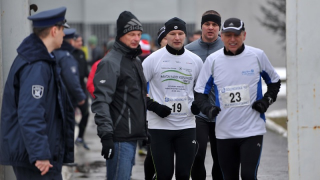 Mimo, że więzienie nie jest do tego przystosowane, to Zakład Karny w Goleniowie zorganizował bieg w ramach Dnia Służby Więziennej. Fot. Łukasz Szełemej [Radio Szczecin] Więźniowie gonili strażników. W ramach Dnia Służby Więziennej [ZDJĘCIA]