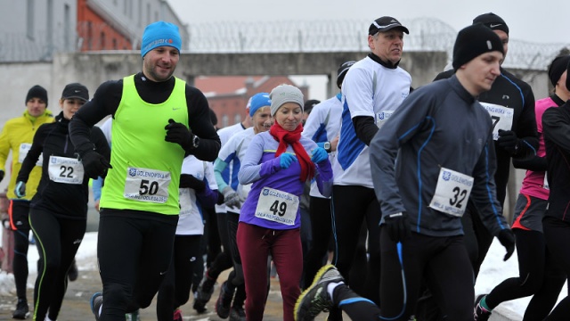 Mimo, że więzienie nie jest do tego przystosowane, to Zakład Karny w Goleniowie zorganizował bieg w ramach Dnia Służby Więziennej. Fot. Łukasz Szełemej [Radio Szczecin] Więźniowie gonili strażników. W ramach Dnia Służby Więziennej [ZDJĘCIA]