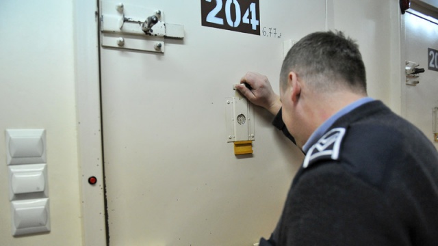 Mimo, że więzienie nie jest do tego przystosowane, to Zakład Karny w Goleniowie zorganizował bieg w ramach Dnia Służby Więziennej. Fot. Łukasz Szełemej [Radio Szczecin] Więźniowie gonili strażników. W ramach Dnia Służby Więziennej [ZDJĘCIA]