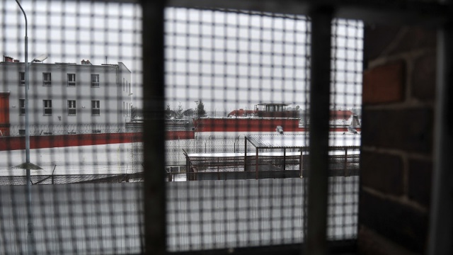 Mimo, że więzienie nie jest do tego przystosowane, to Zakład Karny w Goleniowie zorganizował bieg w ramach Dnia Służby Więziennej. Fot. Łukasz Szełemej [Radio Szczecin] Więźniowie gonili strażników. W ramach Dnia Służby Więziennej [ZDJĘCIA]