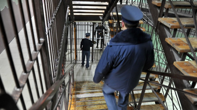 Mimo, że więzienie nie jest do tego przystosowane, to Zakład Karny w Goleniowie zorganizował bieg w ramach Dnia Służby Więziennej. Fot. Łukasz Szełemej [Radio Szczecin] Więźniowie gonili strażników. W ramach Dnia Służby Więziennej [ZDJĘCIA]