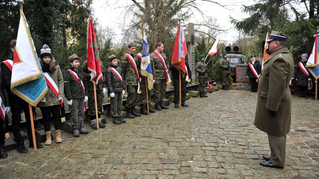 Ci, którym się udało wzięli we wtorek udział w uroczystościach na Cmentarzu Centralnym w Szczecinie. Fot. Łukasz Szełemej [Radio Szczecin] "Minęło tyle lat, ale nie ma dnia, żeby mi się to nie śniło" [ZDJĘCIA, WIDEO]