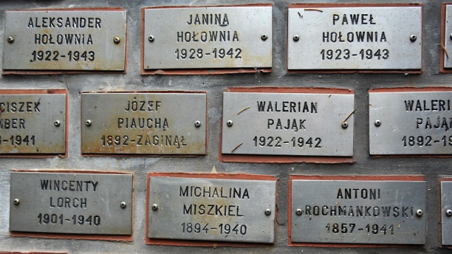 Ci, którym się udało wzięli we wtorek udział w uroczystościach na Cmentarzu Centralnym w Szczecinie. Fot. Łukasz Szełemej [Radio Szczecin] "Minęło tyle lat, ale nie ma dnia, żeby mi się to nie śniło" [ZDJĘCIA, WIDEO]