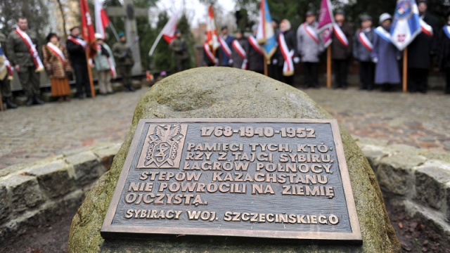 Ci, którym się udało wzięli we wtorek udział w uroczystościach na Cmentarzu Centralnym w Szczecinie. Fot. Łukasz Szełemej [Radio Szczecin] "Minęło tyle lat, ale nie ma dnia, żeby mi się to nie śniło" [ZDJĘCIA, WIDEO]