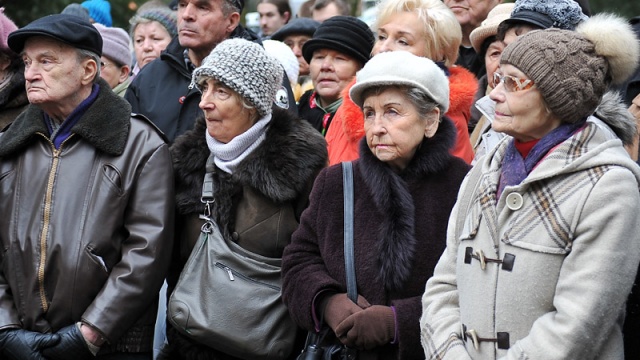 Ci, którym się udało wzięli we wtorek udział w uroczystościach na Cmentarzu Centralnym w Szczecinie. Fot. Łukasz Szełemej [Radio Szczecin] "Minęło tyle lat, ale nie ma dnia, żeby mi się to nie śniło" [ZDJĘCIA, WIDEO]
