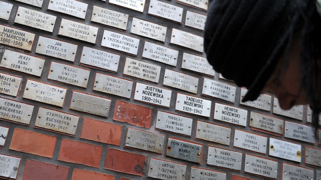 Ci, którym się udało wzięli we wtorek udział w uroczystościach na Cmentarzu Centralnym w Szczecinie. Fot. Łukasz Szełemej [Radio Szczecin] "Minęło tyle lat, ale nie ma dnia, żeby mi się to nie śniło" [ZDJĘCIA, WIDEO]