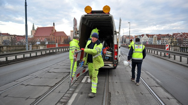 Od godziny 8 w sobotę obowiązują zmiany w organizacji ruchu związane z zamknięciem Mostu Długiego w Szczecinie. Fot. Łukasz Szełemej [Radio Szczecin] Od soboty Most Długi zamknięty. Zobacz objazdy [ZDJĘCIA, WIDEO, MAPY, ROZKŁADY]