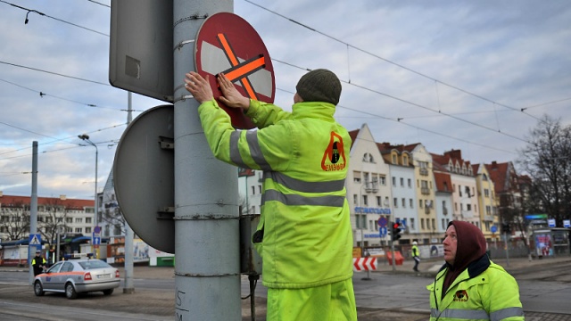 Od godziny 8 w sobotę obowiązują zmiany w organizacji ruchu związane z zamknięciem Mostu Długiego w Szczecinie. Fot. Łukasz Szełemej [Radio Szczecin] Od soboty Most Długi zamknięty. Zobacz objazdy [ZDJĘCIA, WIDEO, MAPY, ROZKŁADY]