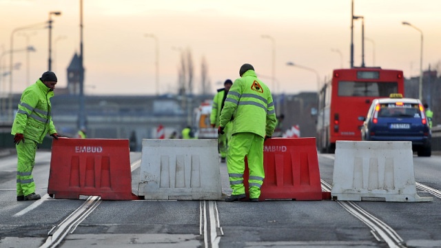 Od godziny 8 w sobotę obowiązują zmiany w organizacji ruchu związane z zamknięciem Mostu Długiego w Szczecinie. Fot. Łukasz Szełemej [Radio Szczecin] Od soboty Most Długi zamknięty. Zobacz objazdy [ZDJĘCIA, WIDEO, MAPY, ROZKŁADY]