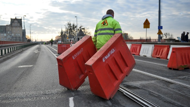 Od godziny 8 w sobotę obowiązują zmiany w organizacji ruchu związane z zamknięciem Mostu Długiego w Szczecinie. Fot. Łukasz Szełemej [Radio Szczecin] Od soboty Most Długi zamknięty. Zobacz objazdy [ZDJĘCIA, WIDEO, MAPY, ROZKŁADY]