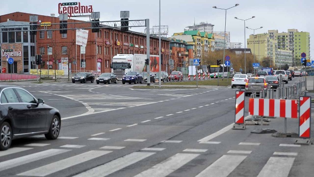 Coraz większe utrudnienia na Szczecińskim Niebuszewie. To w związku z zamknięciem ulicy Warcisława. W środę rozpoczął się jej remont. Fot. Łukasz Szełemej [Radio Szczecin] Remont na Niebuszewie - na ulicach robi się ciasno [ZDJĘCIA, WIDEO]