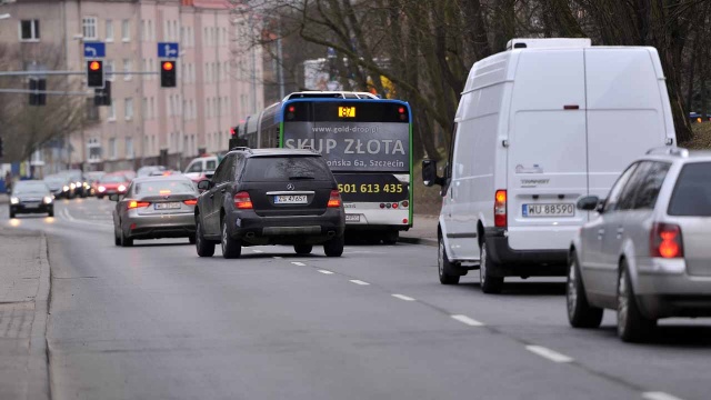 Coraz większe utrudnienia na Szczecińskim Niebuszewie. To w związku z zamknięciem ulicy Warcisława. W środę rozpoczął się jej remont. Fot. Łukasz Szełemej [Radio Szczecin] Remont na Niebuszewie - na ulicach robi się ciasno [ZDJĘCIA, WIDEO]