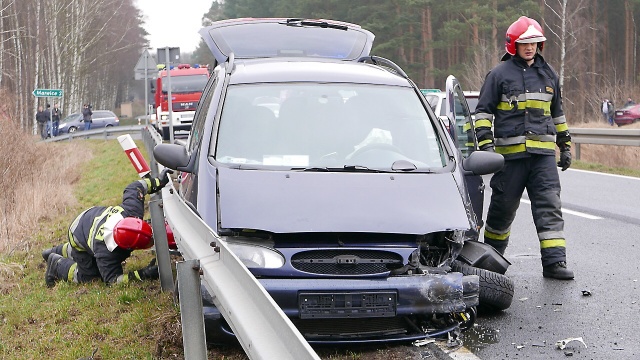 Samochód jechał na czołówkę. Fot. Jarosław Gaszyński [Radio Szczecin] Groźny wypadek na drodze krajowej numer 31 [ZDJĘCIA, WIDEO]