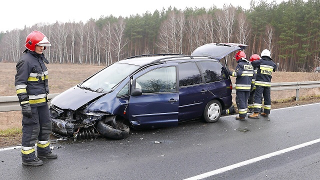 Zniszczony Ford Galaxy. Fot. Jarosław Gaszyński [Radio Szczecin] Groźny wypadek na drodze krajowej numer 31 [ZDJĘCIA, WIDEO]
