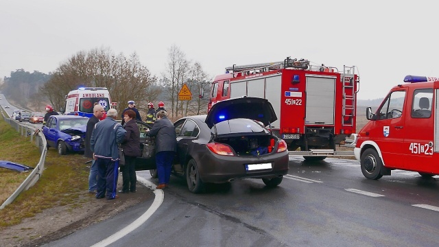 Skutki wypadku usuwały trzy zastępy straży pożarnej. Fot. Jarosław Gaszyński [Radio Szczecin] Groźny wypadek na drodze krajowej numer 31 [ZDJĘCIA, WIDEO]