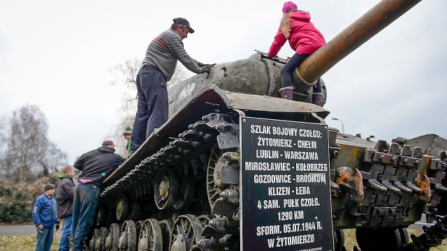 Rozpoczął się "Wiosenny Clean", czyli wielkie czyszczenie wielkiego czołgu we wsi Stare Łysogórki. Fot. Jarosław Gaszyński [Radio Szczecin] Wielkie czyszczenie wielkiego czołgu [ZDJĘCIA, WIDEO]