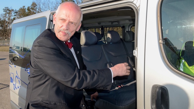 Janusz Korwin-Mikke. Fot. Jarosław Gaszyński [Radio Szczecin] Air Korwin One wylądował w Goleniowie [ZDJĘCIA, WIDEO]