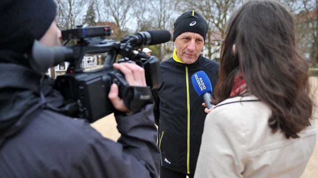 Rozgrzewka przed Wings For Life - Wieczorne bieganie w Szczecinie. Fot. Łukasz Szełemej [Radio Szczecin] Rozgrzewka przed nietypowym bieganiem na Jasnych Błoniach [ZDJĘCIA, WIDEO]