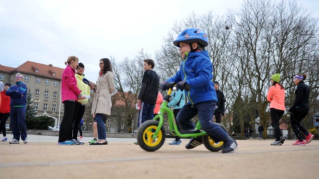 Rozgrzewka przed Wings For Life - Wieczorne bieganie w Szczecinie. Fot. Łukasz Szełemej [Radio Szczecin] Rozgrzewka przed nietypowym bieganiem na Jasnych Błoniach [ZDJĘCIA, WIDEO]