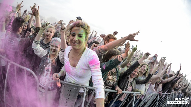 Na szczecińskiej Łasztowni po raz pierwszy odbył się festiwal Splash of Colors. Fot. Jarosław Gaszyński [Radio Szczecin] Kolorowo na szczecińskiej Łasztowni [ZDJĘCIA, WIDEO]