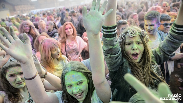 Na szczecińskiej Łasztowni po raz pierwszy odbył się festiwal Splash of Colors. Fot. Jarosław Gaszyński [Radio Szczecin] Kolorowo na szczecińskiej Łasztowni [ZDJĘCIA, WIDEO]