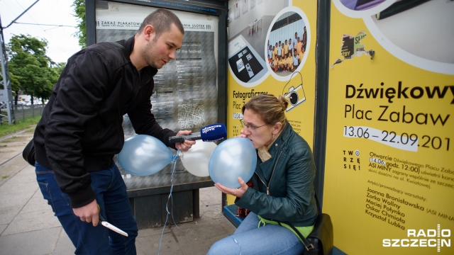 Mieszkańcom Szczecina daliśmy balony z helem, żeby znów poczuli się jak dzieci i mogli sobie złożyć życzenia. Fot. Konrad Nowak [Radio Szczecin] Wszyscy jesteśmy dziećmi. Szczecinianie składają sobie życzenia [ZDJĘCIA]