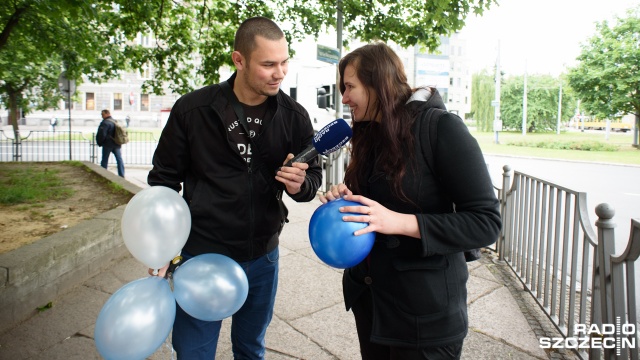 Mieszkańcom Szczecina daliśmy balony z helem, żeby znów poczuli się jak dzieci i mogli sobie złożyć życzenia. Fot. Konrad Nowak [Radio Szczecin] Wszyscy jesteśmy dziećmi. Szczecinianie składają sobie życzenia [ZDJĘCIA]