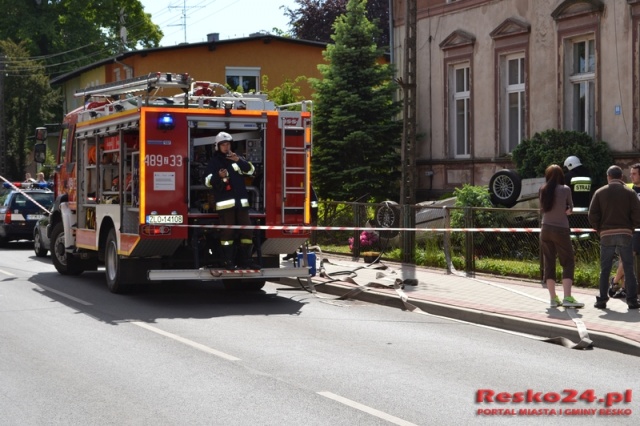 Rozpędzone BMW dachowało w centrum Reska. Fot. Resko24.pl Rozpędzone BMW dachowało w centrum Reska [ZDJĘCIA]