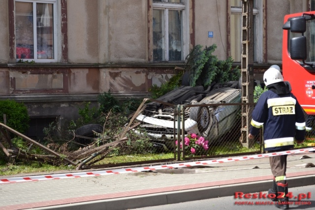Rozpędzone BMW dachowało w centrum Reska. Fot. Resko24.pl Rozpędzone BMW dachowało w centrum Reska [ZDJĘCIA]