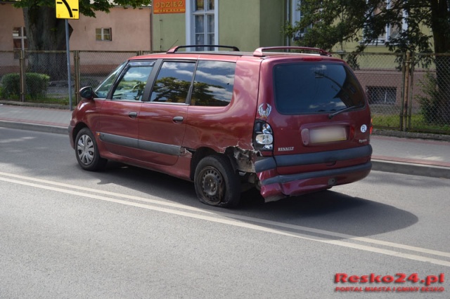 Rozpędzone BMW dachowało w centrum Reska. Fot. Resko24.pl Rozpędzone BMW dachowało w centrum Reska [ZDJĘCIA]