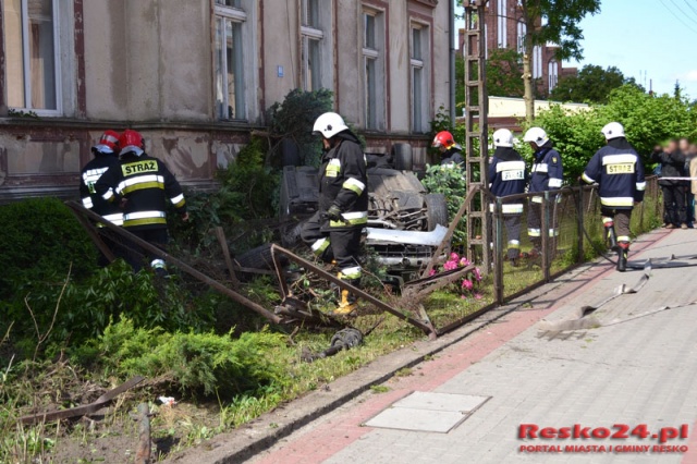 Rozpędzone BMW dachowało w centrum Reska. Fot. Resko24.pl Rozpędzone BMW dachowało w centrum Reska [ZDJĘCIA]