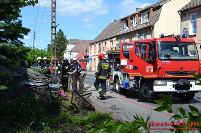 Rozpędzone BMW dachowało w centrum Reska. Fot. Resko24.pl Rozpędzone BMW dachowało w centrum Reska [ZDJĘCIA]