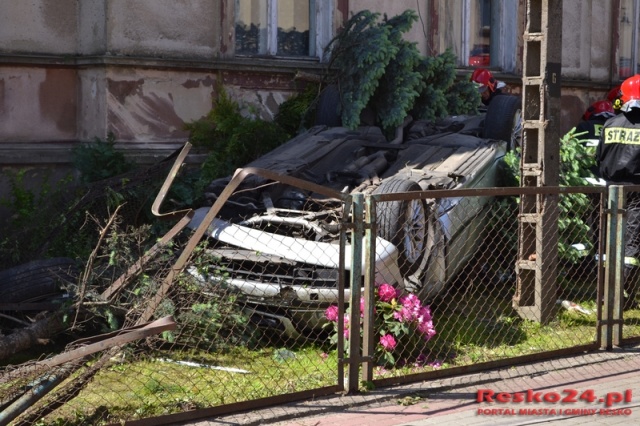 Rozpędzone BMW dachowało w centrum Reska. Fot. Resko24.pl Rozpędzone BMW dachowało w centrum Reska [ZDJĘCIA]