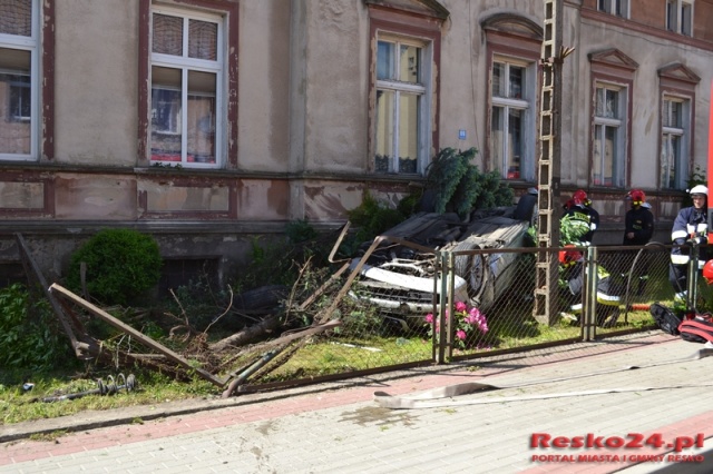 Rozpędzone BMW dachowało w centrum Reska. Fot. Resko24.pl Rozpędzone BMW dachowało w centrum Reska [ZDJĘCIA]