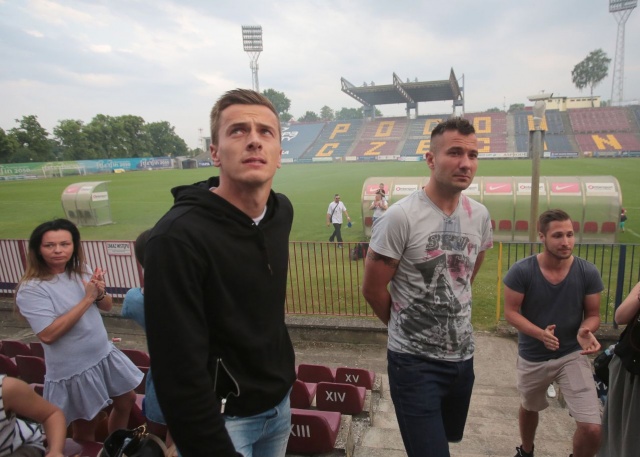 Fani pożegnali w sobotę na stadionie przy Twardowskiego Radosława Janukiewicza i Maksymiliana Rogalskiego z Pogoni Szczecin, których zarząd klubu po sześciu latach gry w szczecińskim zespole wystawił na listę transferową. Fot. Andrzej Szkocki Kibice żegnają piłkarzy i krytykują klub [DUŻO ZDJĘĆ]