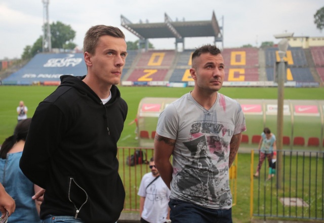 Fani pożegnali w sobotę na stadionie przy Twardowskiego Radosława Janukiewicza i Maksymiliana Rogalskiego z Pogoni Szczecin, których zarząd klubu po sześciu latach gry w szczecińskim zespole wystawił na listę transferową. Fot. Andrzej Szkocki Kibice żegnają piłkarzy i krytykują klub [DUŻO ZDJĘĆ]