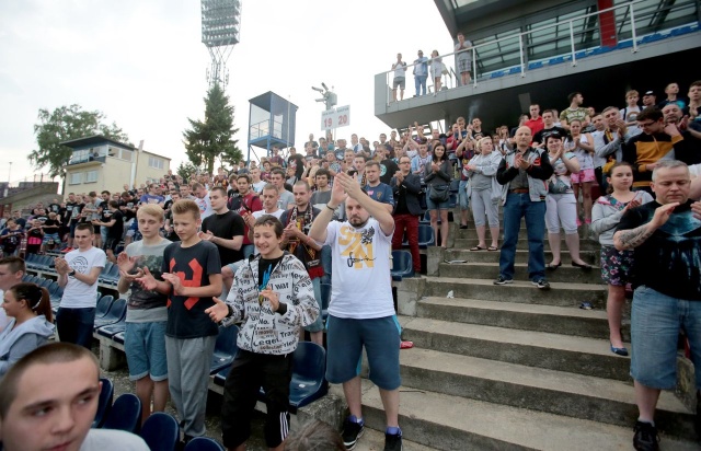 Fani pożegnali w sobotę na stadionie przy Twardowskiego Radosława Janukiewicza i Maksymiliana Rogalskiego z Pogoni Szczecin, których zarząd klubu po sześciu latach gry w szczecińskim zespole wystawił na listę transferową. Fot. Andrzej Szkocki Kibice żegnają piłkarzy i krytykują klub [DUŻO ZDJĘĆ]