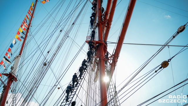 Przy dźwiękach orkiestry szczecinianie pożegnali żaglowce, które przypłynęły do Szczecina na finał Baltic Tall Ships Regatta 2015. Fot. Jarosław Gaszyński [Radio Szczecin] Szczecin pożegnał wielkie żaglowce [ZDJĘCIA, WIDEO]