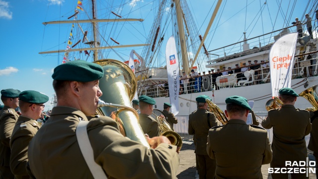 Przy dźwiękach orkiestry szczecinianie pożegnali żaglowce, które przypłynęły do Szczecina na finał Baltic Tall Ships Regatta 2015. Fot. Jarosław Gaszyński [Radio Szczecin] Szczecin pożegnał wielkie żaglowce [ZDJĘCIA, WIDEO]