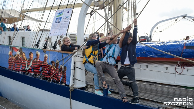 Przy dźwiękach orkiestry szczecinianie pożegnali żaglowce, które przypłynęły do Szczecina na finał Baltic Tall Ships Regatta 2015. Fot. Jarosław Gaszyński [Radio Szczecin] Szczecin pożegnał wielkie żaglowce [ZDJĘCIA, WIDEO]