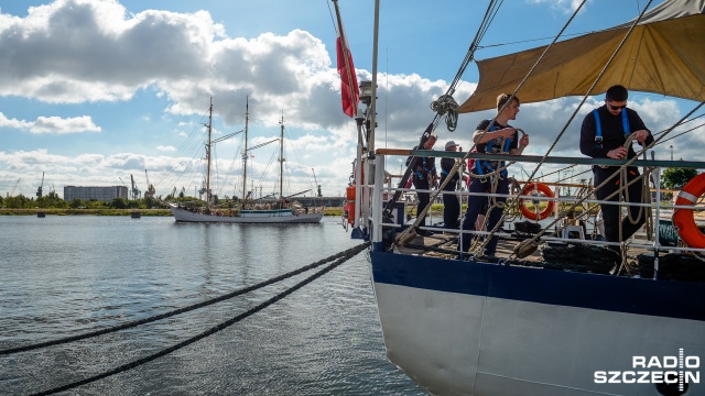 Przy dźwiękach orkiestry szczecinianie pożegnali żaglowce, które przypłynęły do Szczecina na finał Baltic Tall Ships Regatta 2015. Fot. Jarosław Gaszyński [Radio Szczecin] Szczecin pożegnał wielkie żaglowce [ZDJĘCIA, WIDEO]